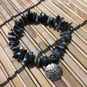 Small shell stretch bracelet.